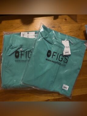 Brand New Figs Scrub Set, surgical green color in Size M